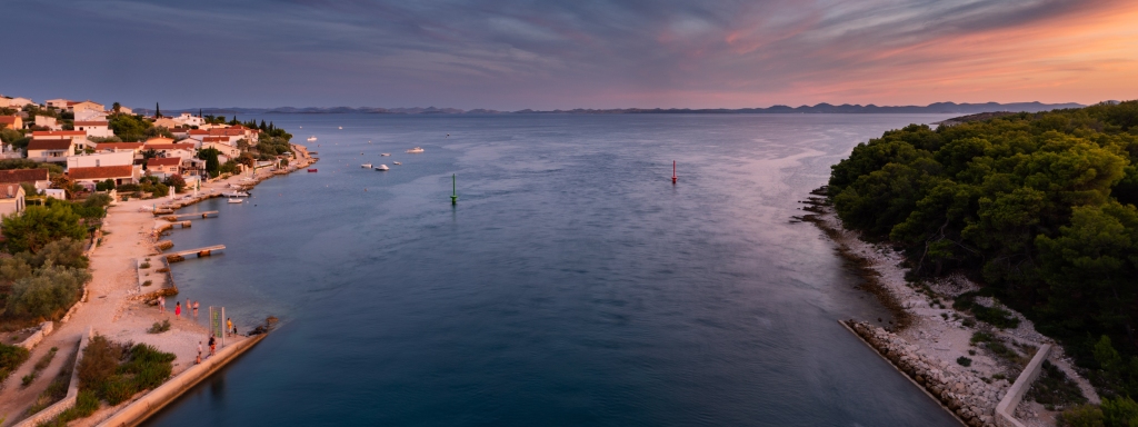 Sea passage Zdrelac is connecting islands Ugljan and Pašman, Da